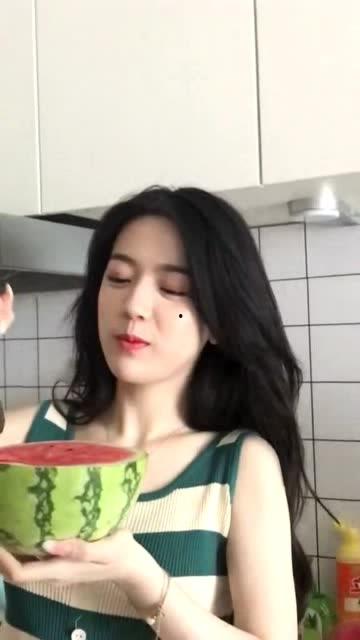 娱乐吃瓜酱只有女生才懂,揭秘女性专属的娱乐吃瓜世界